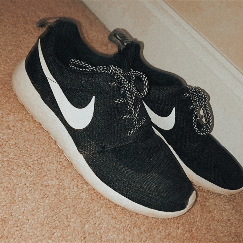 Black nike roshes